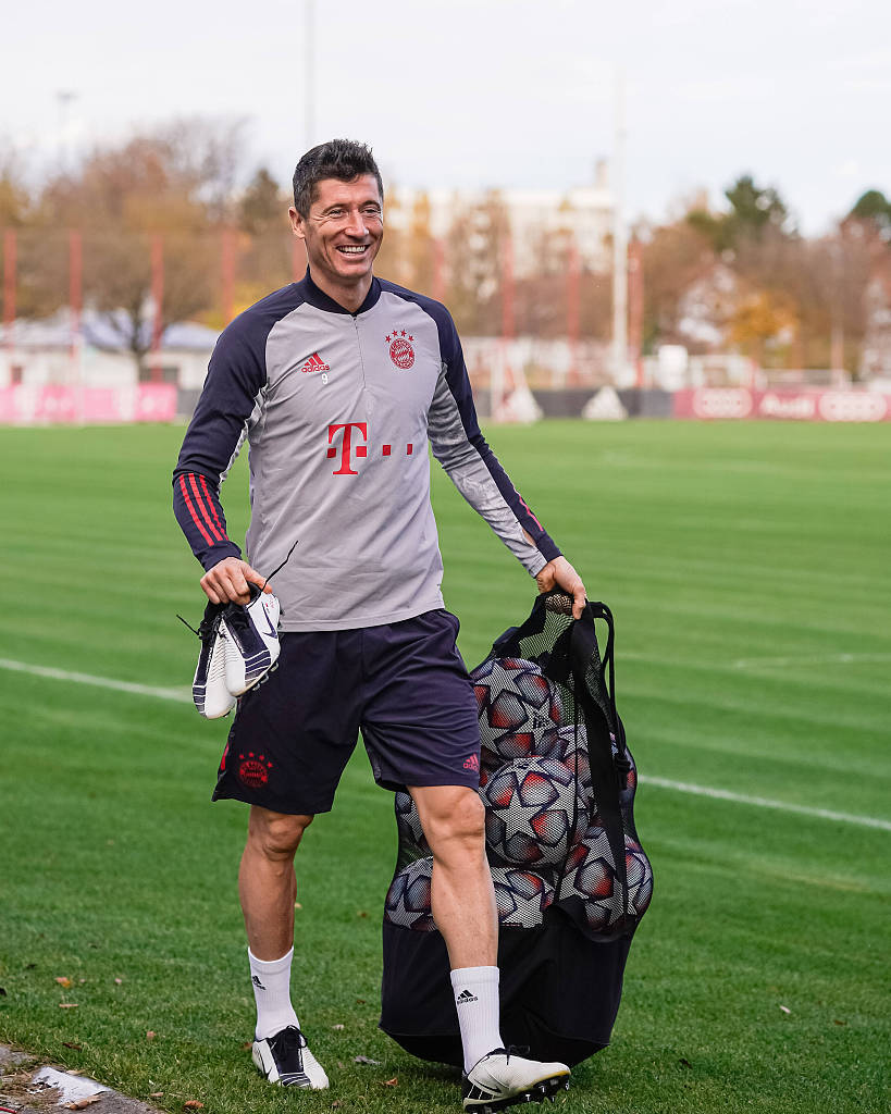 冷门！大巴黎0-1止步法国杯32强 恩里克场边急躁不安