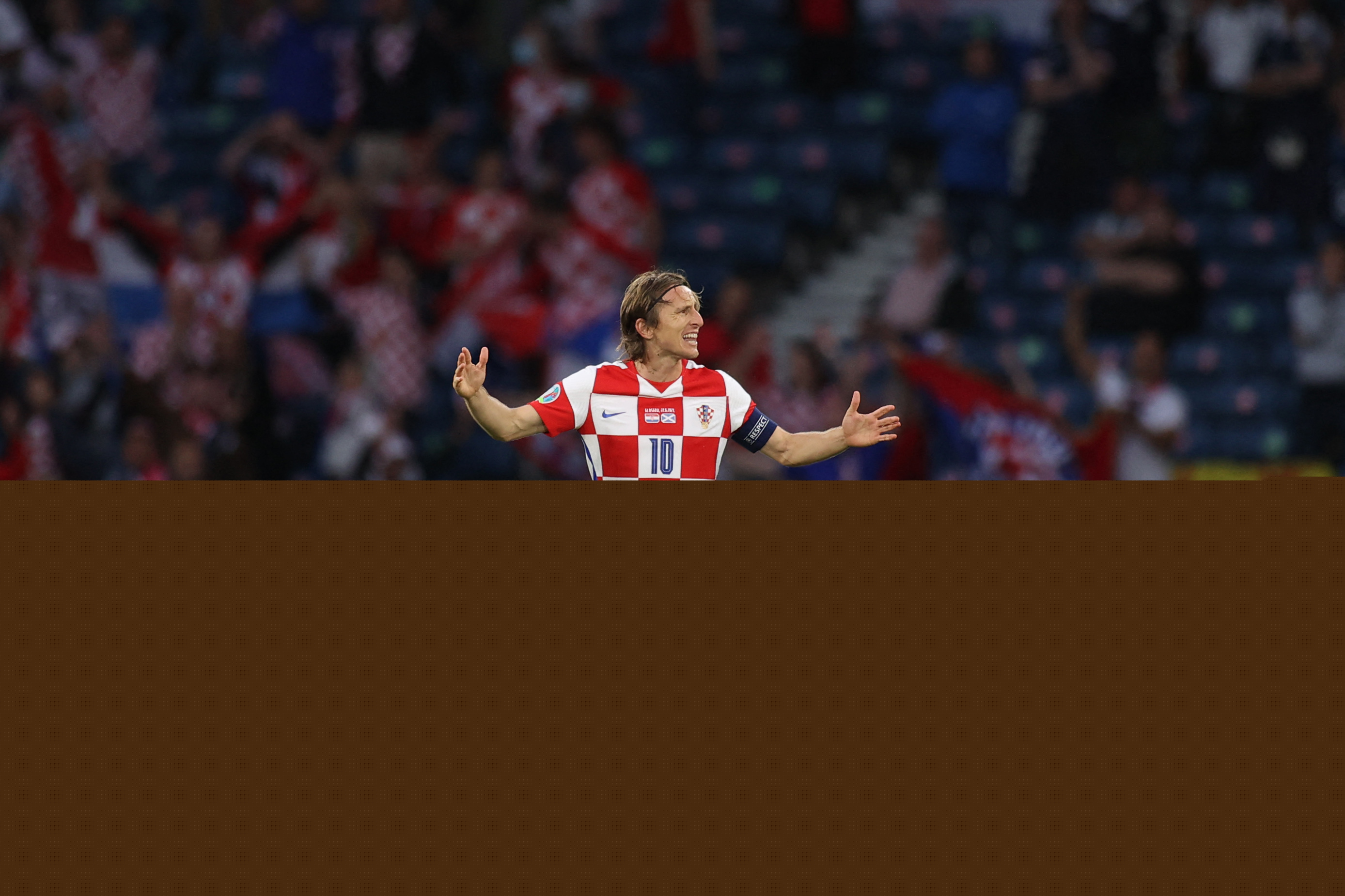 [中超]叶楚贵世界波米内罗双响 上海申花3-1云南玉昆