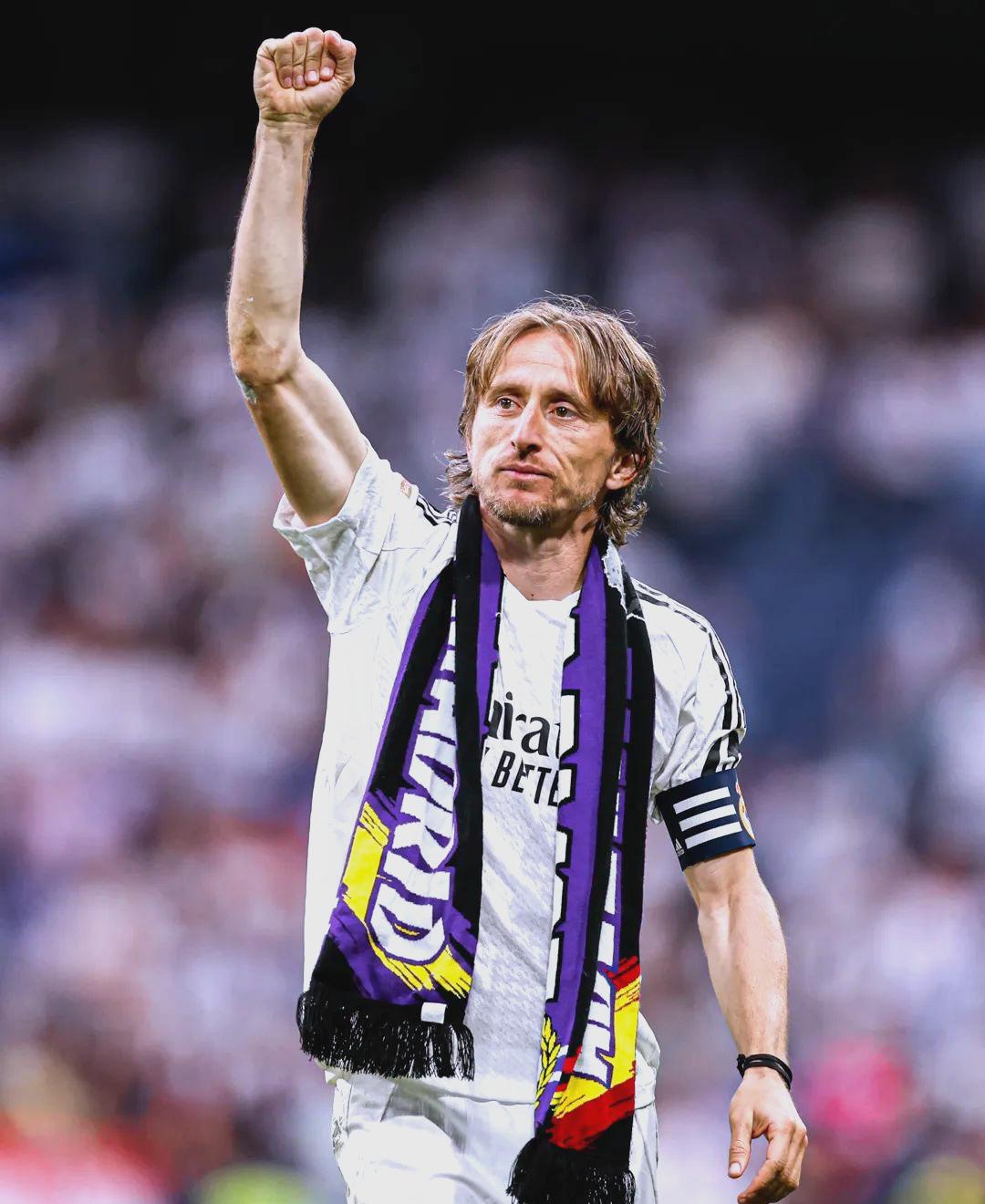 球迷骂东契奇是垃圾，后者命中高难度三分后回喷：你xx说啥呢