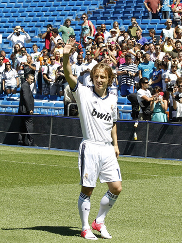 摊手要球被无视+后脑被撞再登场！杨瀚森拼尽全力